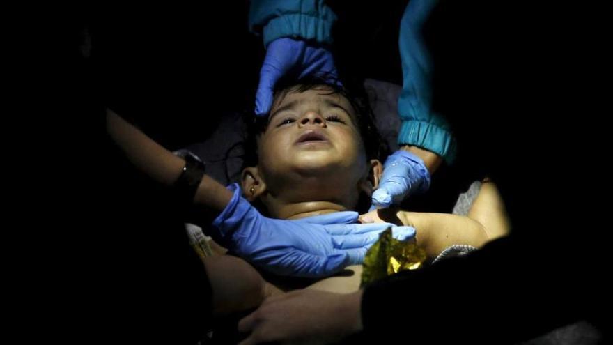 Los equipos de rescate tratan de reanimar a un niño que viajaba en el barco hundido frente a la costa de Lesbos.