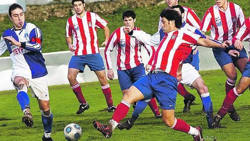 De la Roca despeja el balón en un partido del Candás ante el Tuilla.