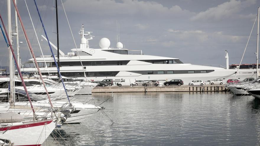 Stelldichein von vier Megayachten im Hafen von Palma de Mallorca