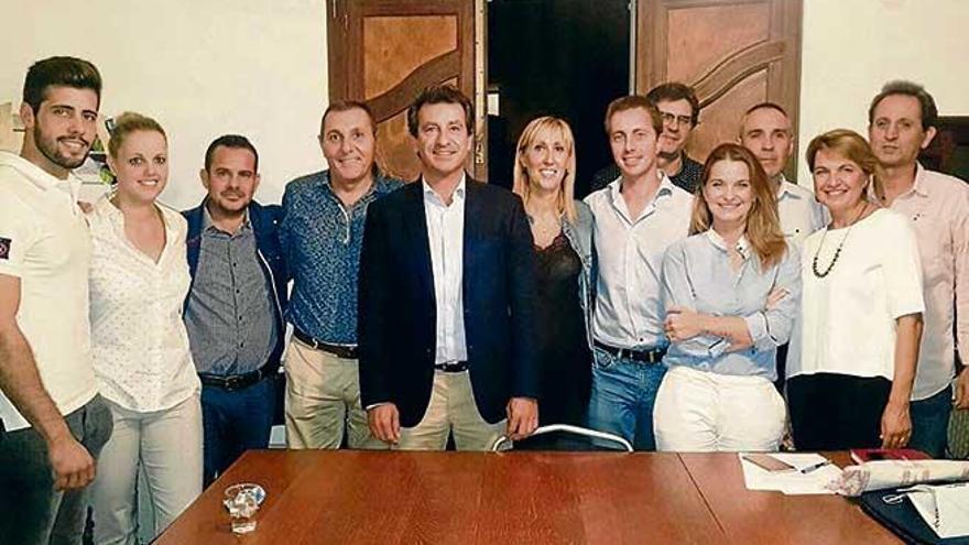 La nueva junta local del PP de Felanitx con el presidente Biel Company.