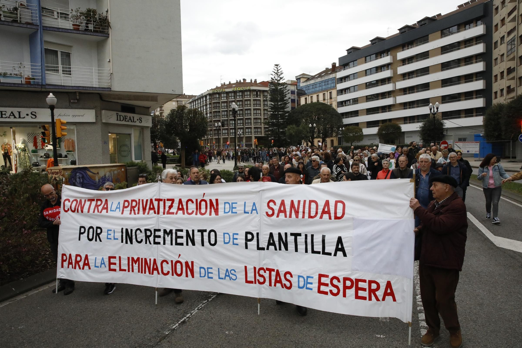 En imágenes: Los sanitarios se manifiestan en Gijón al grito de "no queremos más dinero, queremos mejores condiciones laborales"