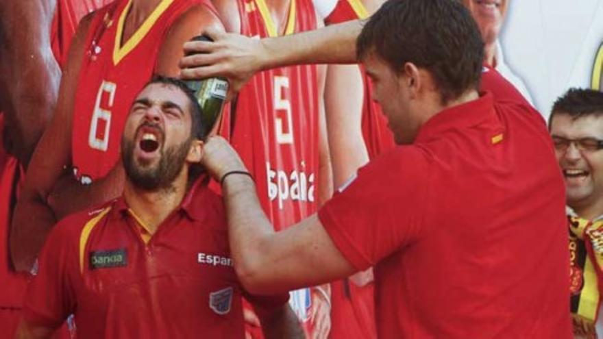 La selección española se da un baño de masas en la Plaza de Callao