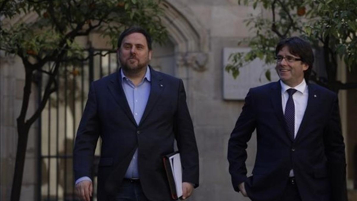 El President de la Generalitat, Carles Puigdemont junto a Oriol Junqueras antes de la reunión de la ejecutiva del Govern