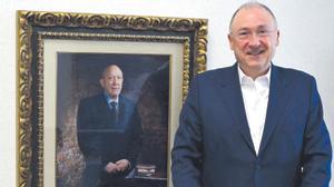 Sergio Samper Rivas, CEO del Grupo Jorge, junto a un retrato de su padre, Fernando Samper Pinilla, fallecido en 2022