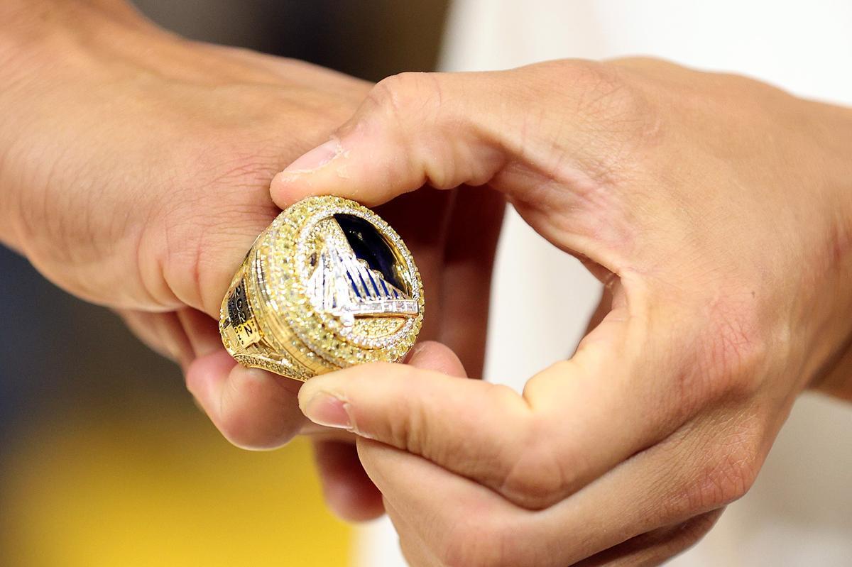 ¡Menuda fiesta! Así fue la ceremonia del anillo de campeón de la NBA a los Warriors