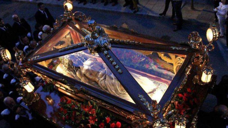 Imagen del Cristo Yacente en la procesión de Viernes Santo.