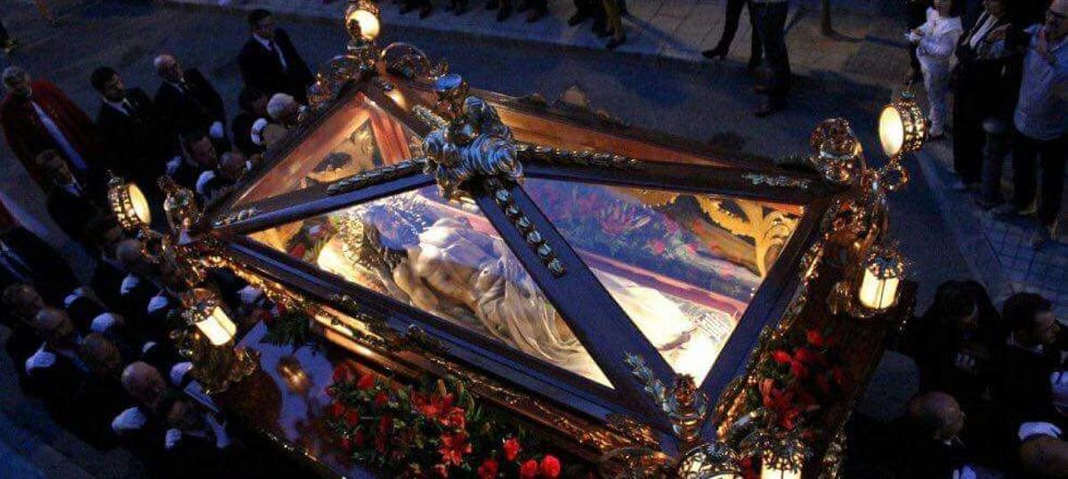 Imagen del Cristo Yacente en la procesión de Viernes Santo.