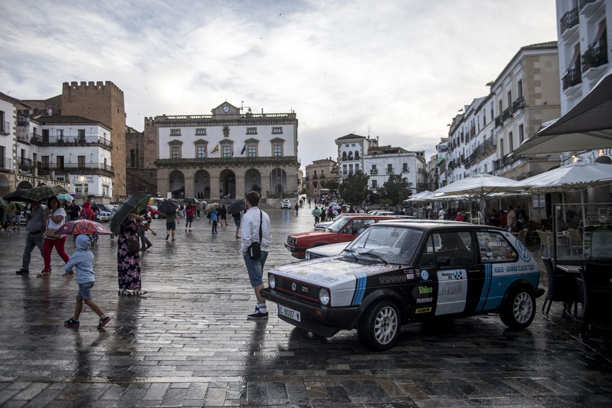 Fotogalería | La lluvía no ensombrece el rally de coches clásicos en la plaza Mayor de Cáceres