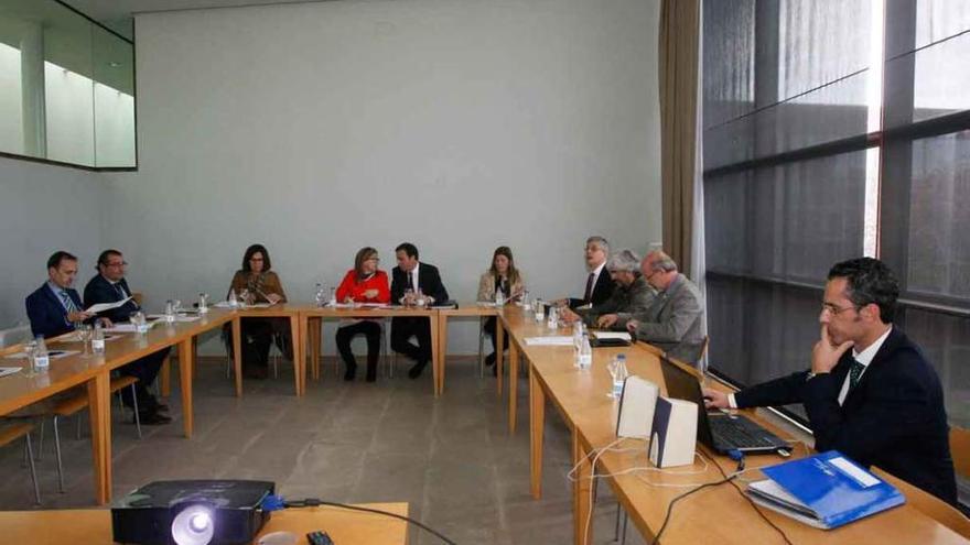 En primer término, el secretario general de la FRAH, José Luis González Prada, durante la última reunión del patronato de la Fundación Rei Afonso Henriques.