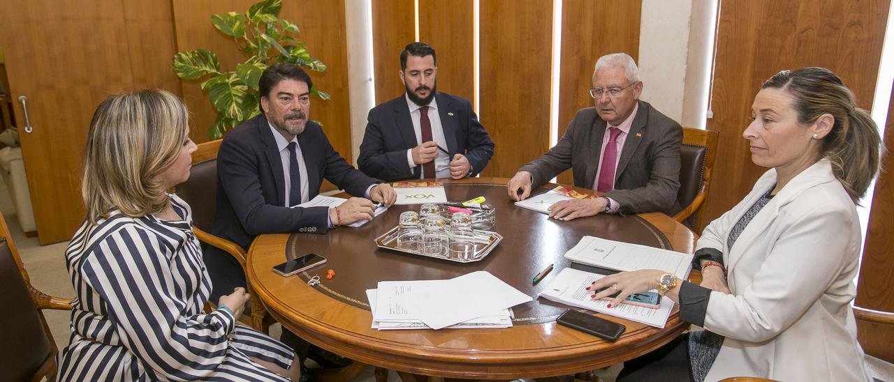 Foto de archivo de una reunión de Barcala con los ediles de Vox