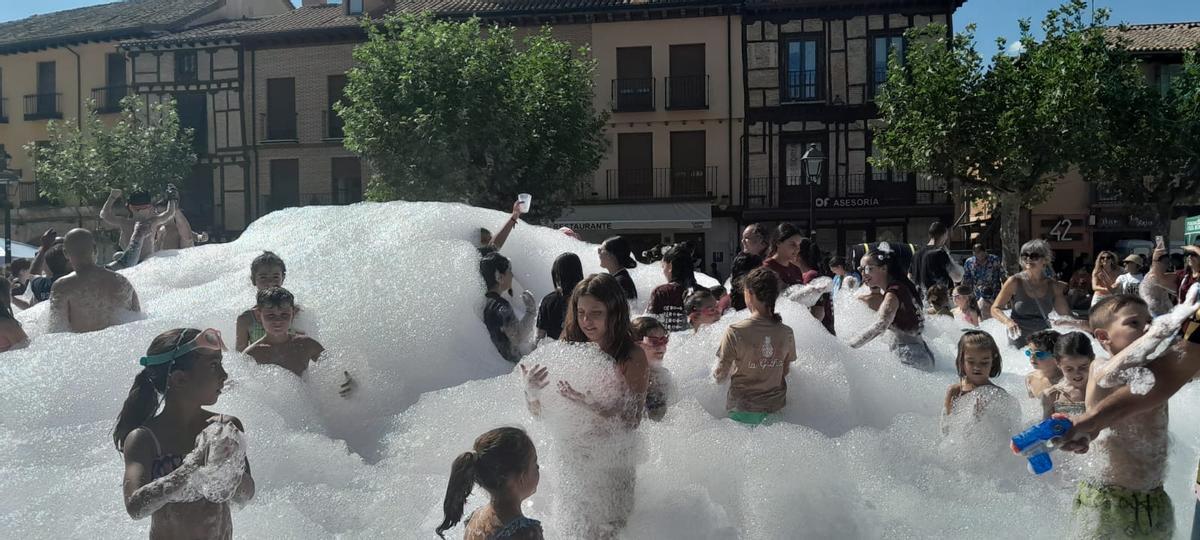 GALERÍA | La fiesta de la espuma refresca el Día de las Peñas en las Fiestas de Toro