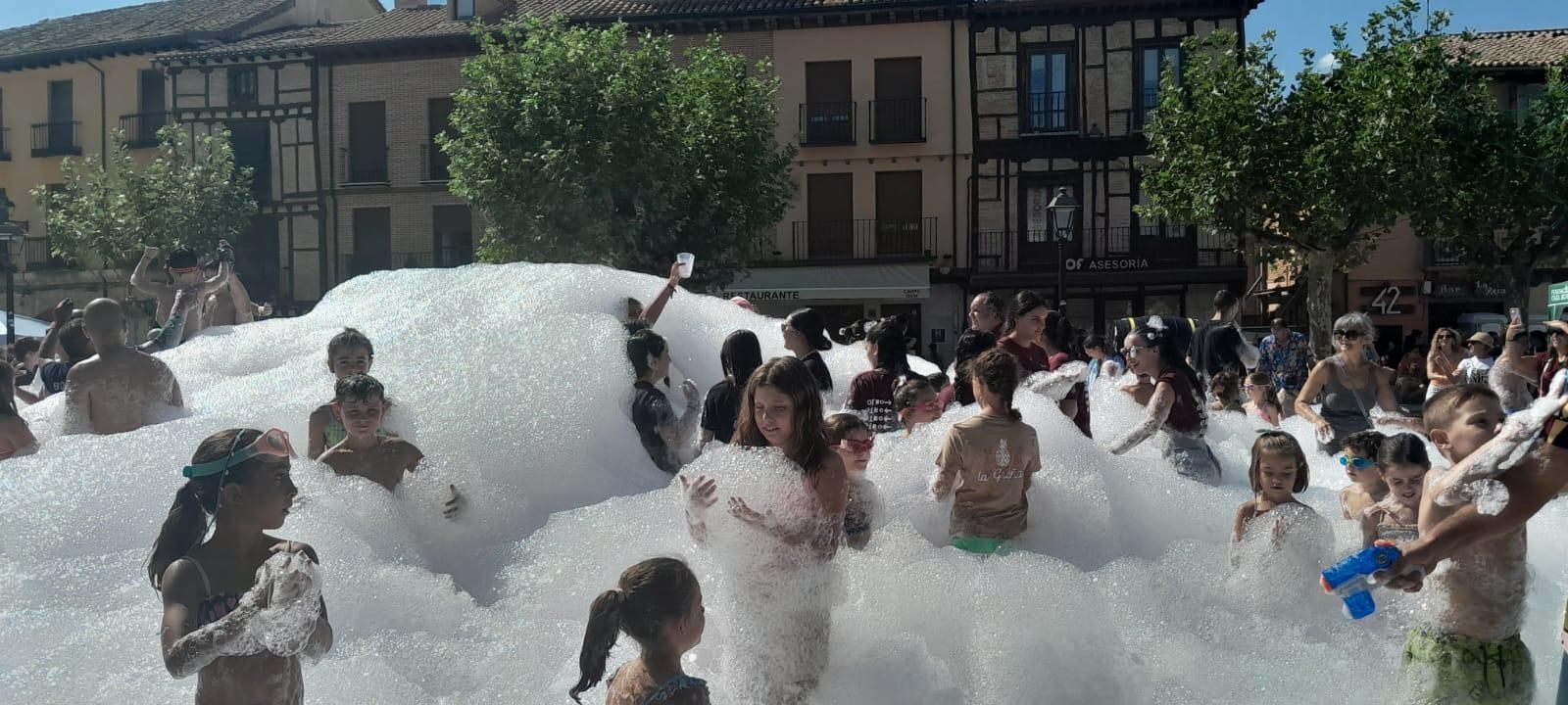 GALERÍA | La fiesta de la espuma refresca el Día de las Peñas en las Fiestas de Toro