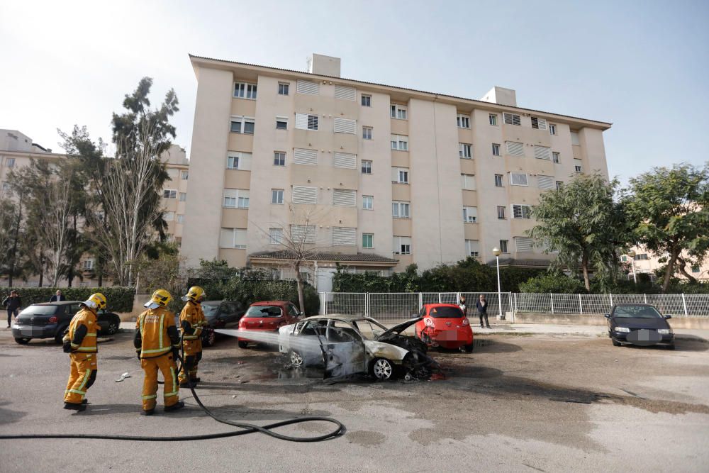 Coche incendiado en Son Oliva