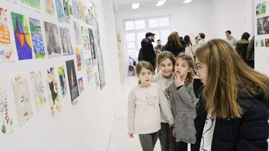 Un grupo de niñas contemplan la muestra.