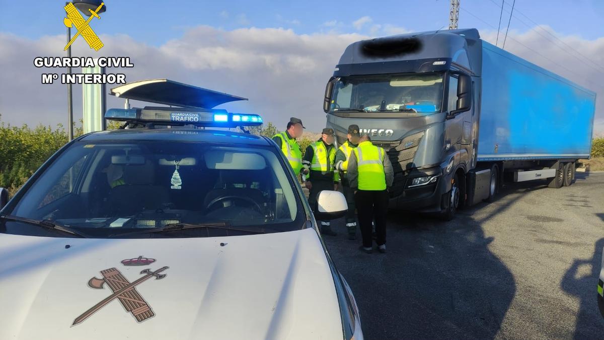 La Guardia Civil, realizando la prueba de alcoholemia al conductor