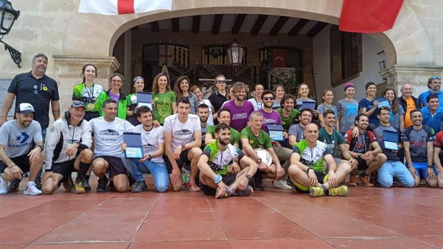 Grupo de corredores premiados en la Cursa Vall de Sóller, que también fue Balear por clubes. | D.M.
