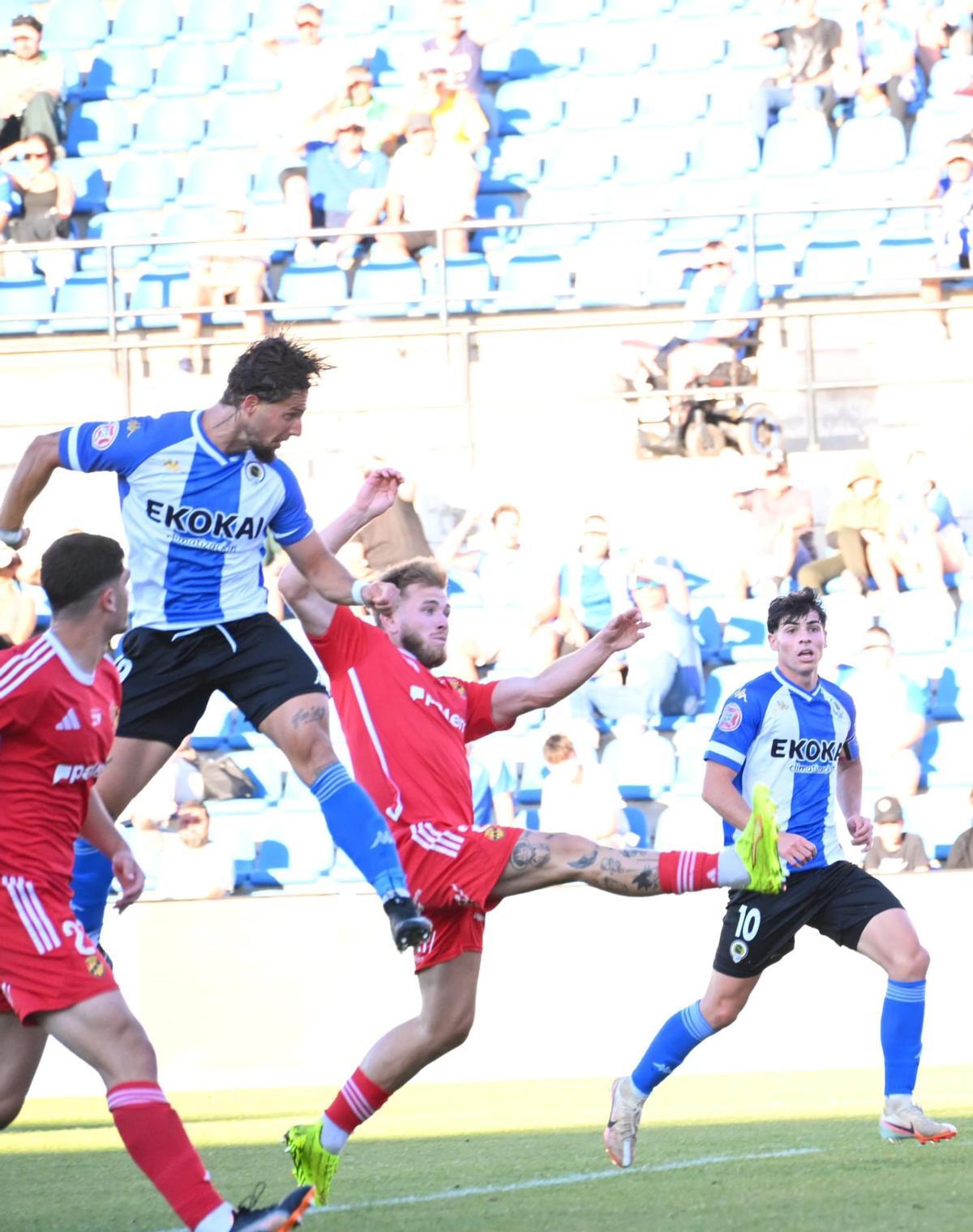 Fran Sol remata de cabeza la asistencia servida por Fede Vico que significó el 1-0.