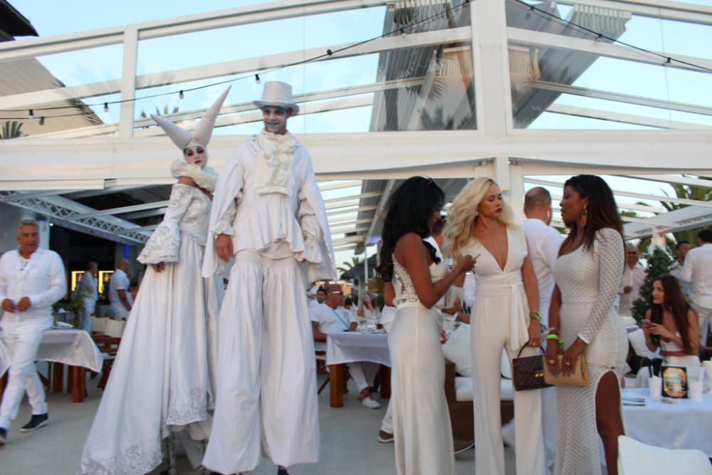 Numerosas personas disfrutan de la fiesta blanca de Nikki Beach, el evento que marca cada año el inicio de la temporada estival en Marbella