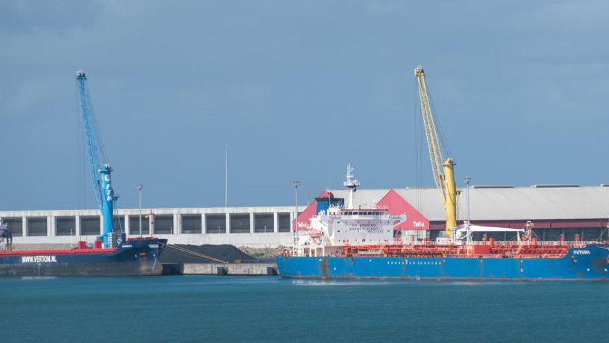 Atraca en Punta Langosteira un buque con 37.000 toneladas de gasóleo después de una avería