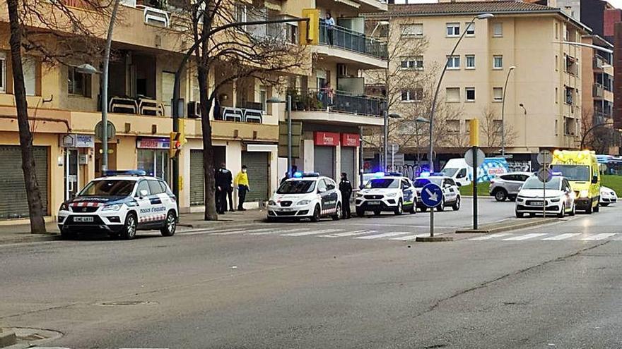 El desplegament policial i del SEM davant del bloc de pisos.