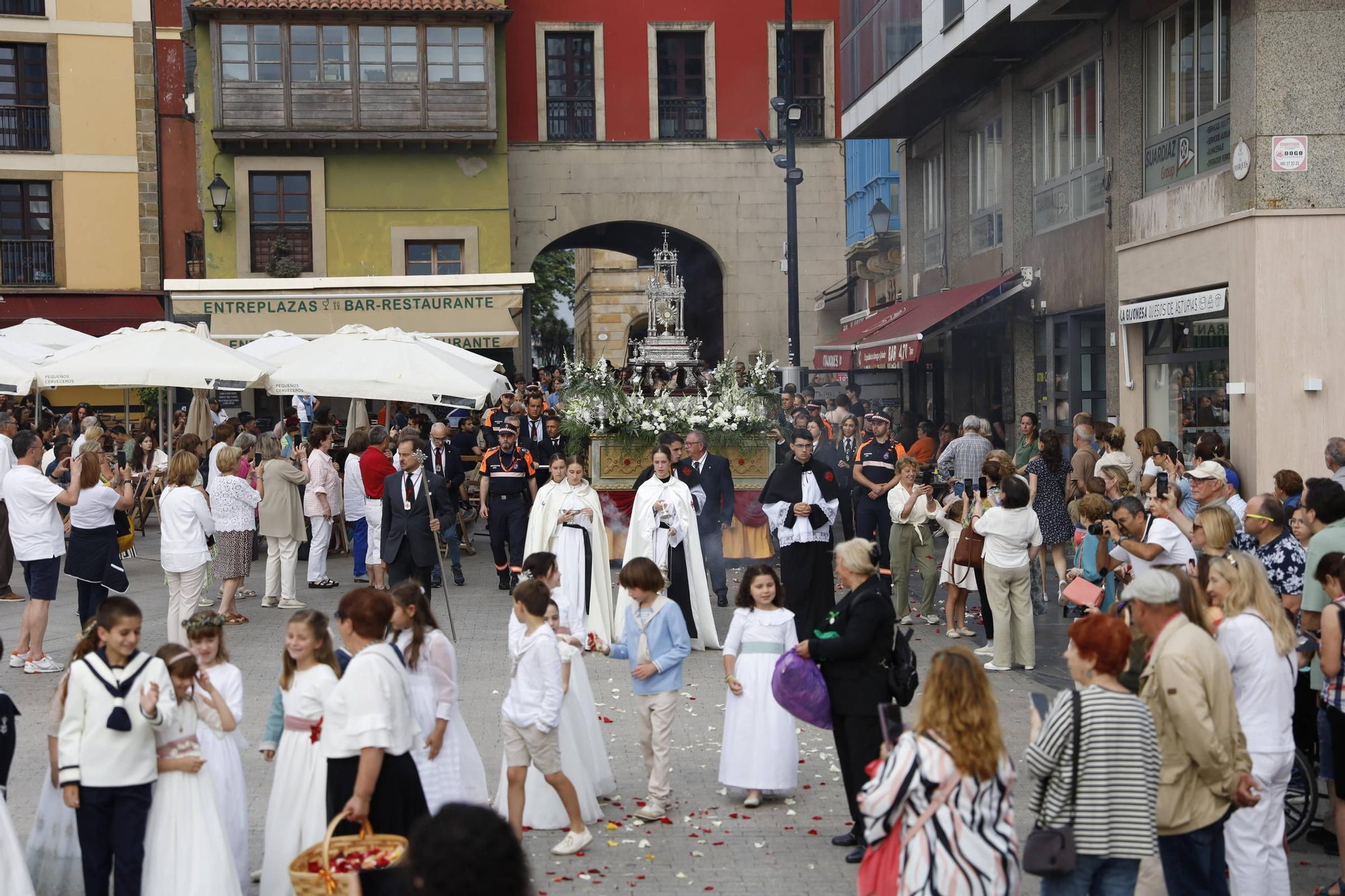 Pétalos, incienso, niños... así fue la procesión del Corpus Christi en Gijón (en imágenes)