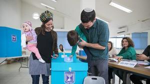Una familia acude a votar en Israel.