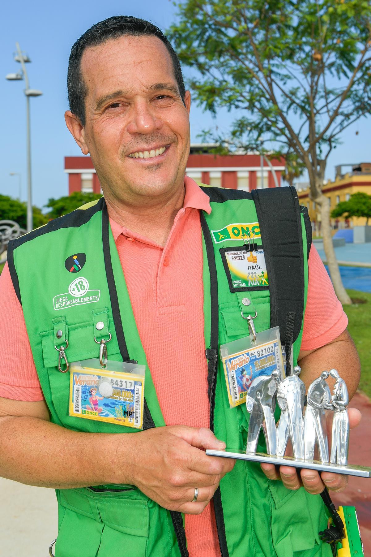Raúl Cárdenas Catalá, mejor vendedor del año de la ONCE en Canarias, sostiene su reconocimiento.
