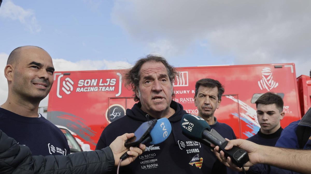 Llorenç Fluxá atiende a los medios durante la presentación del LJS Racing Team.