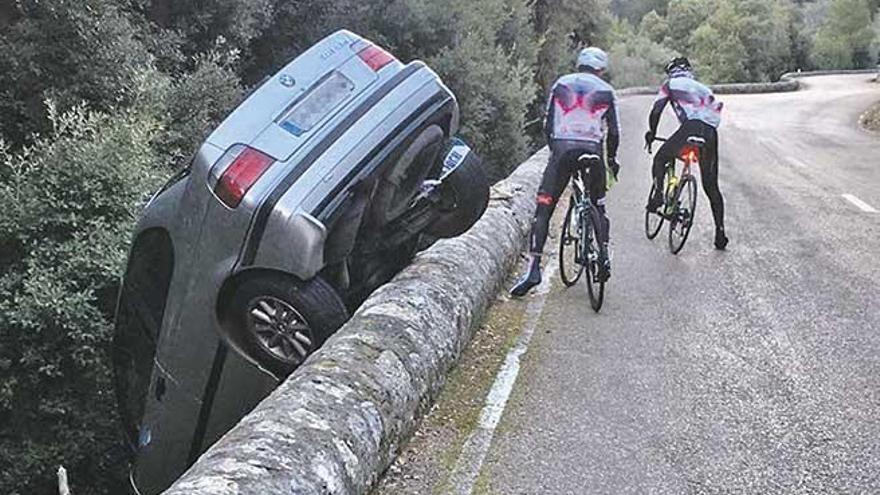 Baum verhindert Absturz nach Unfall auf dem Sóller-Pass