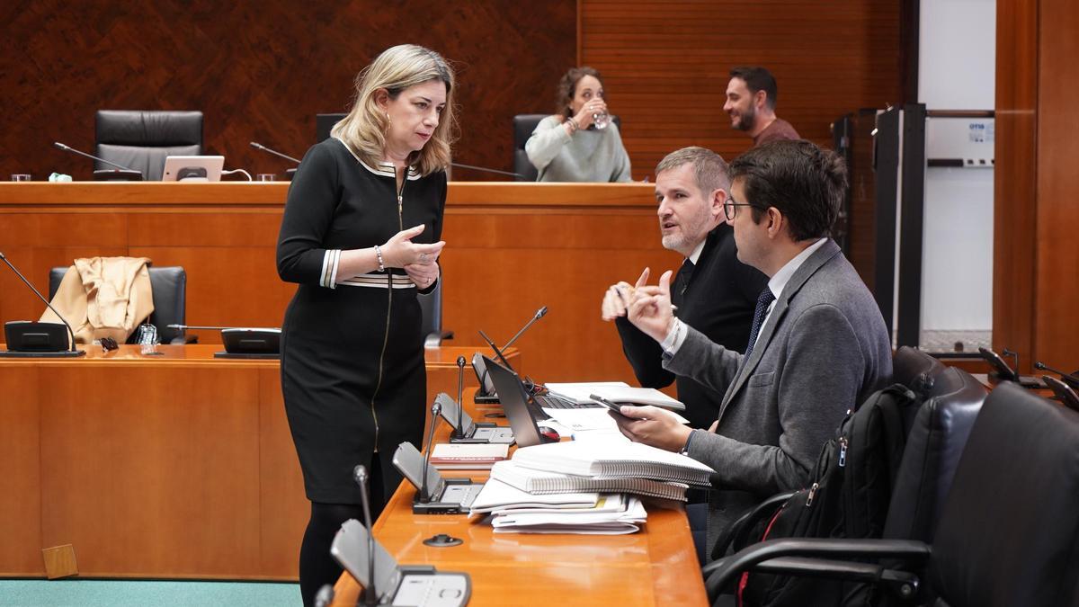 Claudia Pérez Forniés, consejera de Educación, charla con el socialista Ignacio Urquizu.