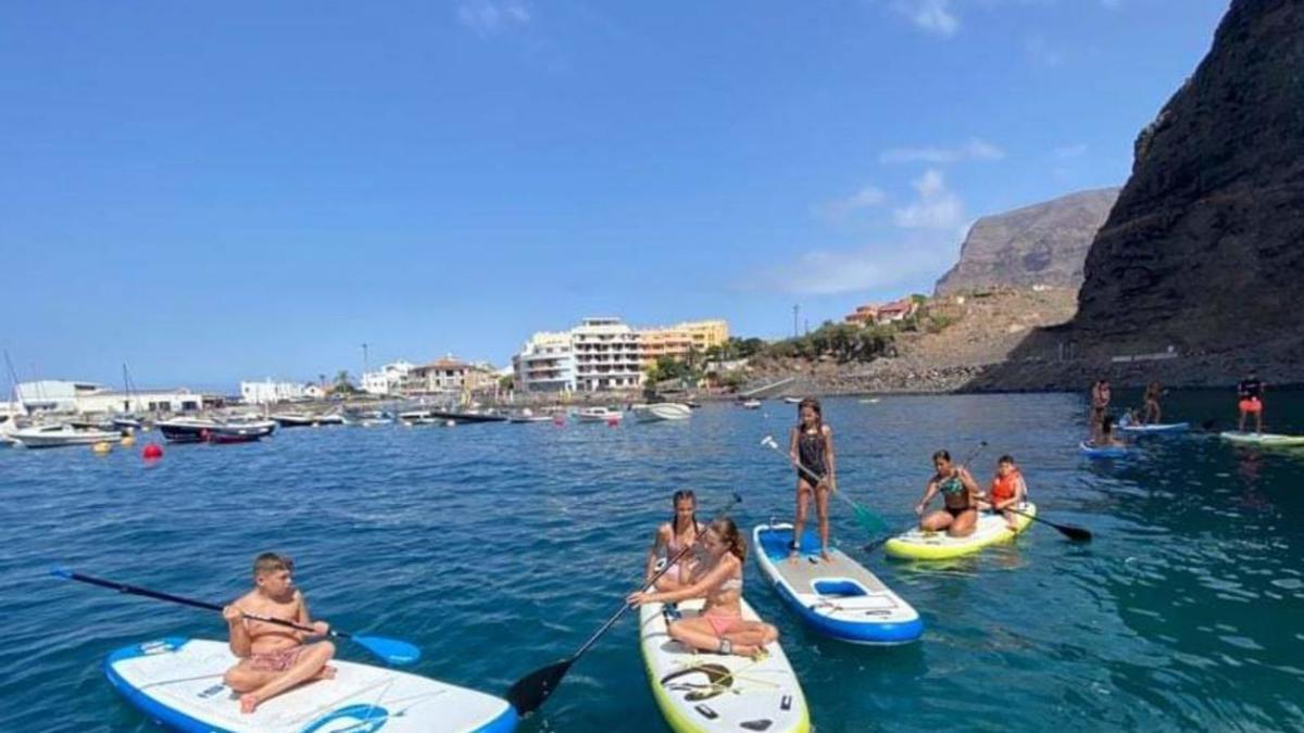 Un grupo de niños practica el paddle surf. | | E.D.