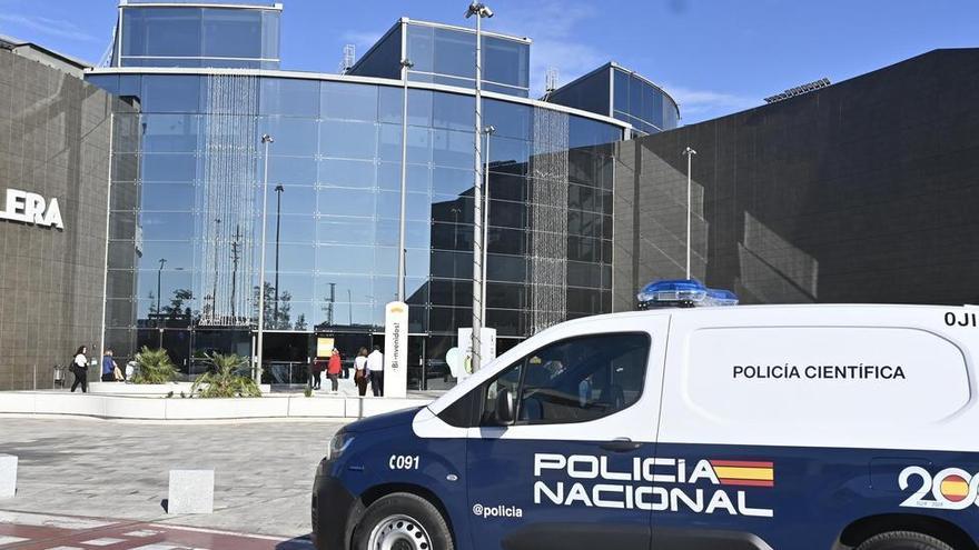 Novedades en el atraco al centro comercial: Abandonan en Llíria el coche utilizado en el golpe a la joyería