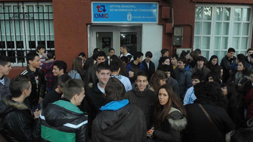 Jóvenes ante la OMIC de A Coruña por la reclamación de las entradas vendidas en la denominada ruta de fin de año.