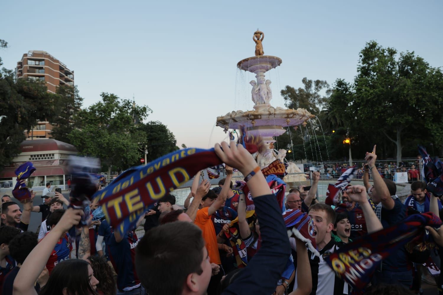La afición del Levante UD festeja el ascenso en la fuente de Las Cuatro Estaciones
