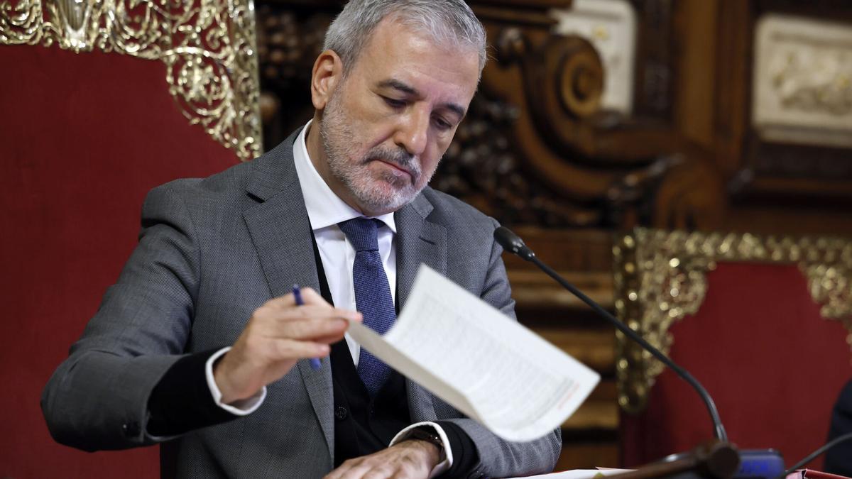 El alcalde de Barcelona, Jaume Collboni, en el pleno extraordinario.