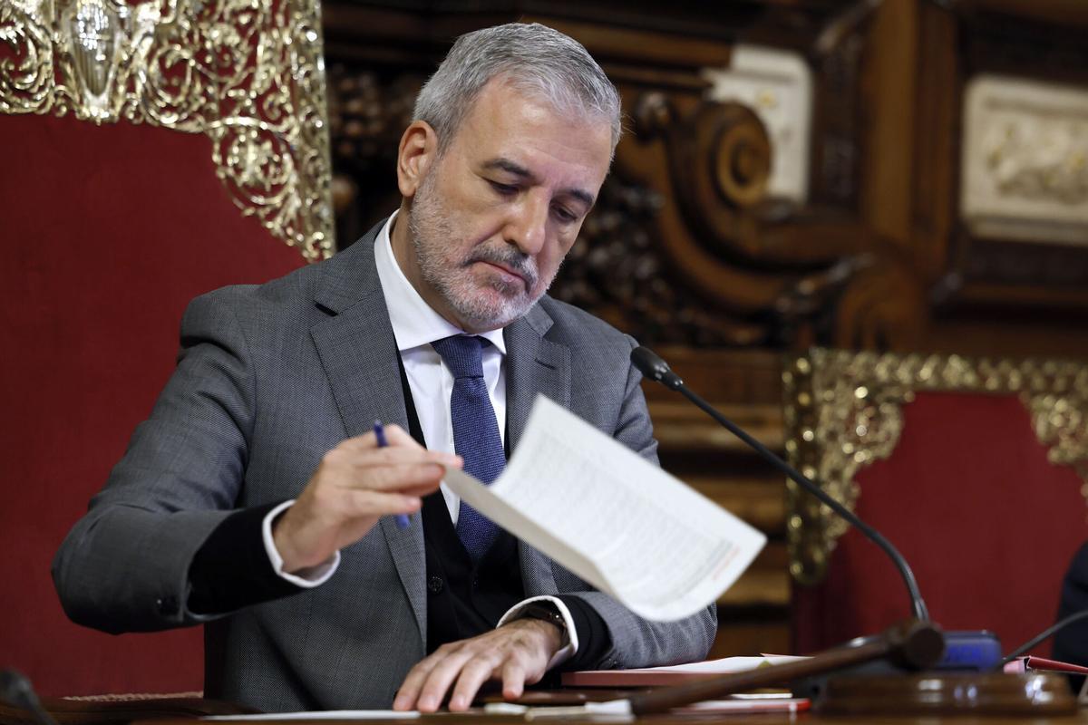 El alcalde de Barcelona, Jaume Collboni, en el pleno extraordinario.