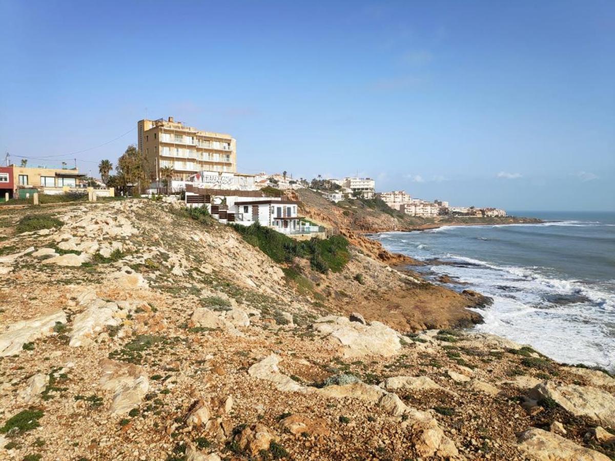 Imagen del edificio Eden Rock en las calas de Torrevieja.