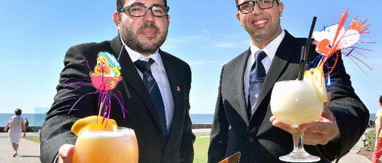 Los barmans David Monroy y Farid Bencharki, ayer junto al Café París del paseo de Meloneras.