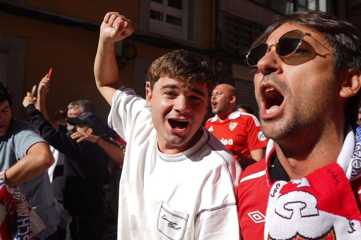 Aficionados del Sevilla por las calles de A Coruña antes del partido del Deportivo Aficionados del Sevilla por las calles de A Coruña antes del partido del Deportivo