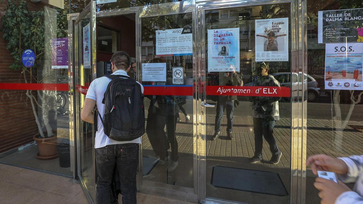 Entrada a un centro social de Elche, en imagen de archivo