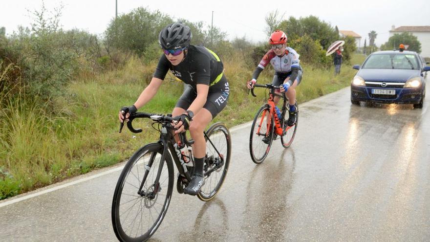 Dos de las participantes pedalean en solitario bajo la persistente lluvia