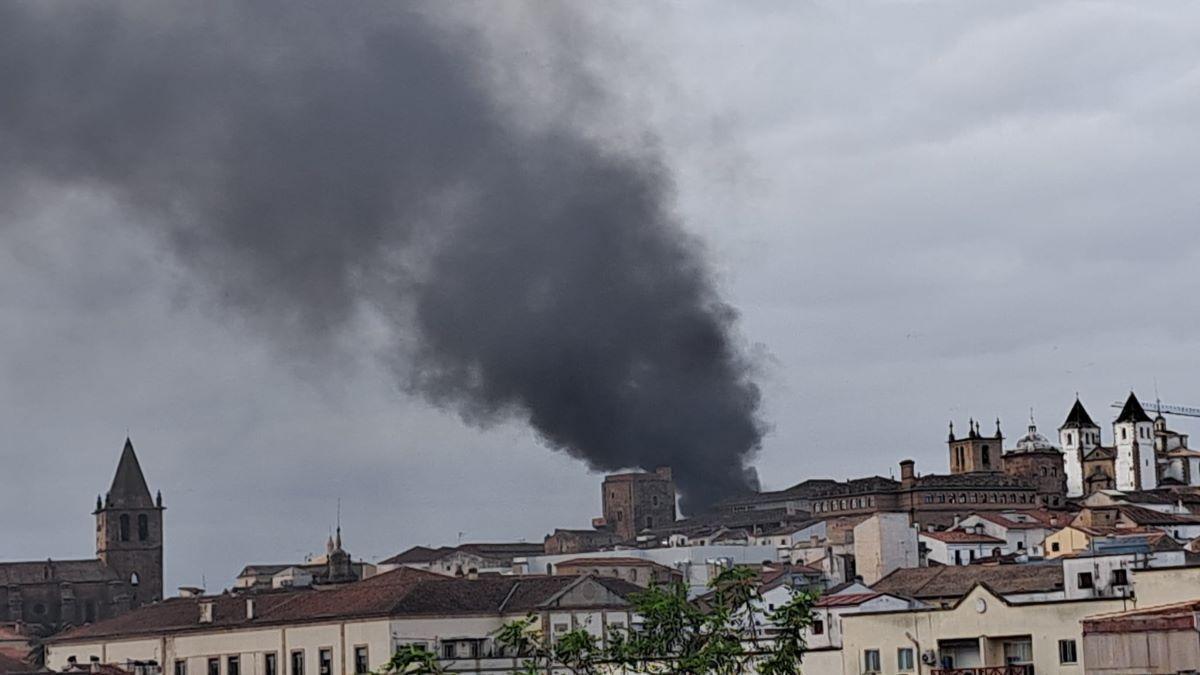 Fotogalería | Imágenes del incendio de un camión de fruta en plena ciudad monumental del Cáceres