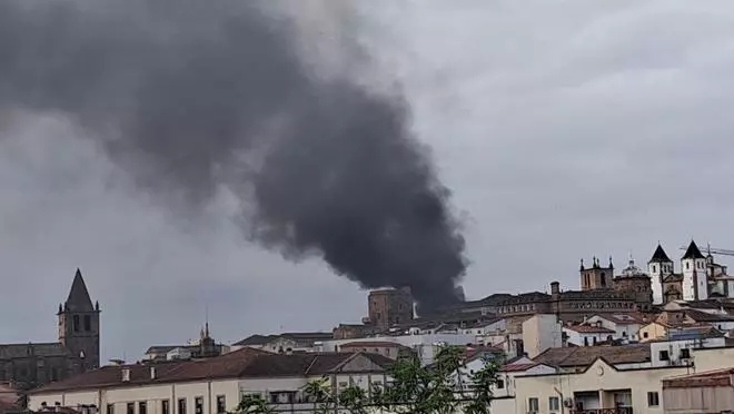 Fotogalería | Imágenes del incendio de un camión de fruta en plena ciudad monumental del Cáceres