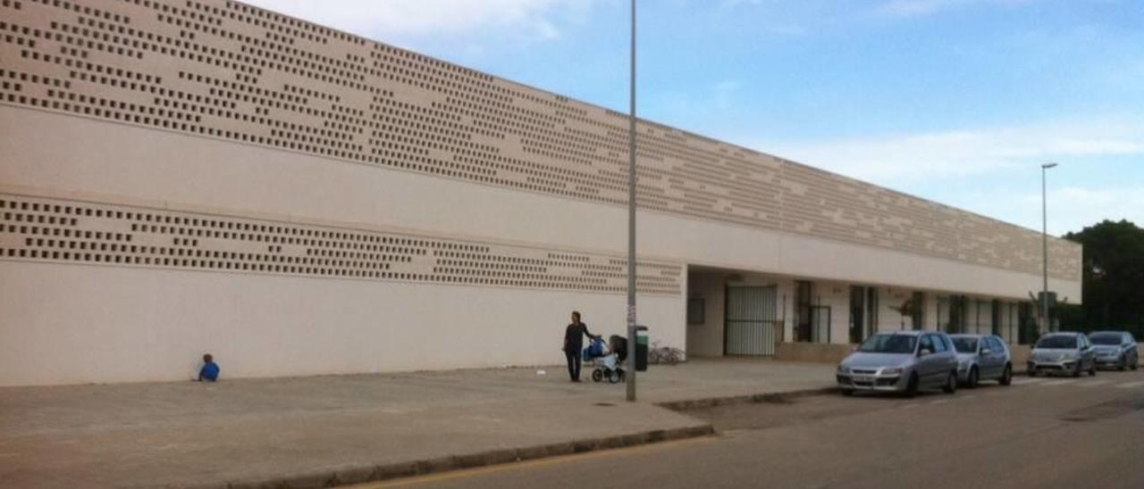 Fachada del CEIP Urbanitzacions de Puig de Ros, afectada ahora por la sentencia del Tribunal Supremo.