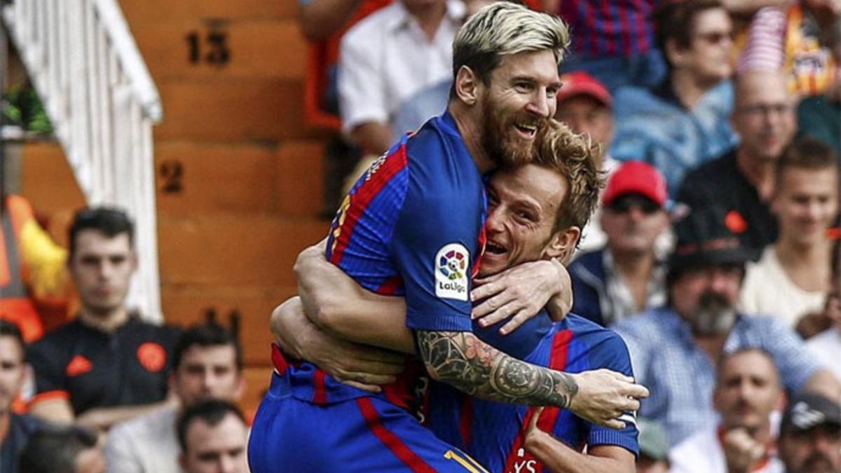Messi celebra un gol con Rakitic