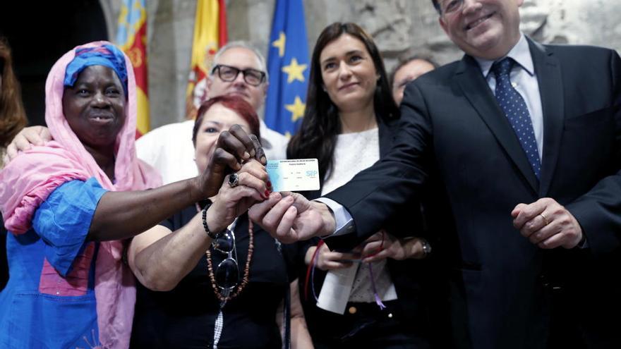 Ximo Puig  y Carmen Montón, entre otros, muestran una de las tarjetas sanitarias tras la presentación del Plan de Universalización de la Sanidad en la Comunitat Valenciana en 2015