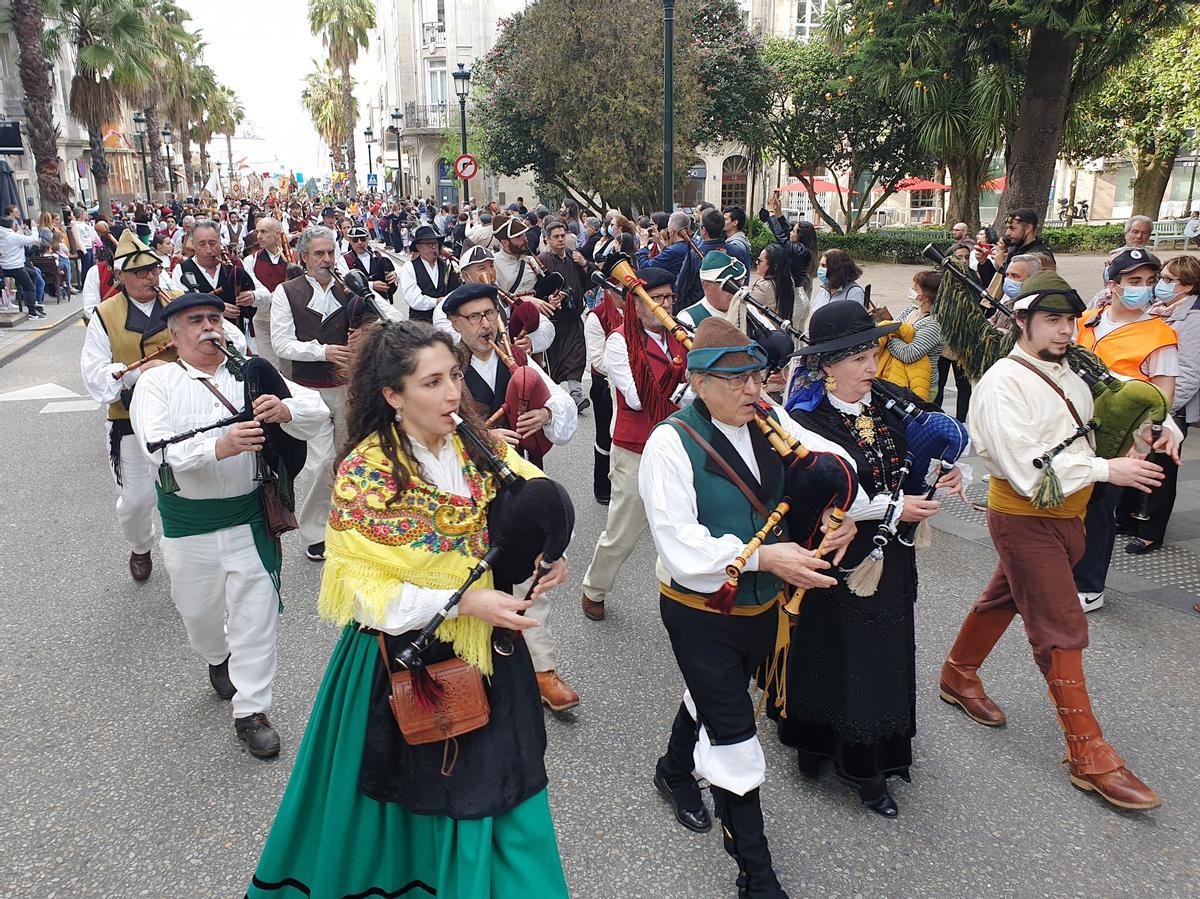 Los vigueses abarrotan las calles del Casco Vello en el día grande de la Reconquista
