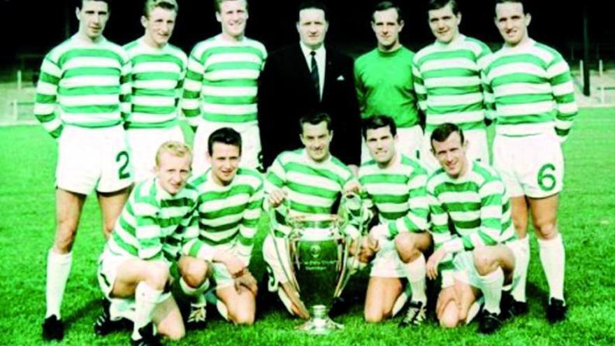 Los once integrantes del Celtic, junto a la Copa de Europa y su entrenador, Jock Stein.