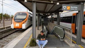 Dos trenes de Rodalies en la estación de Badalona de la R1, a mediados del año pasado.