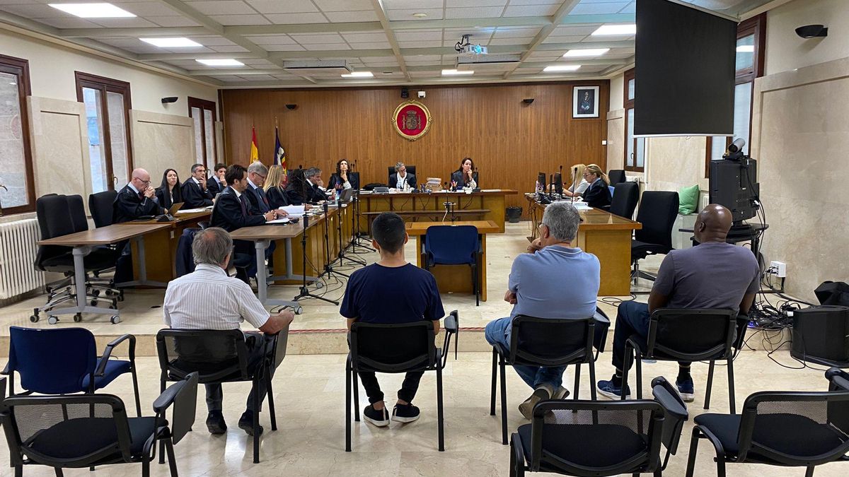 Los acusados, ayer en la primera sesión del juicio en la Audiencia de Palma.